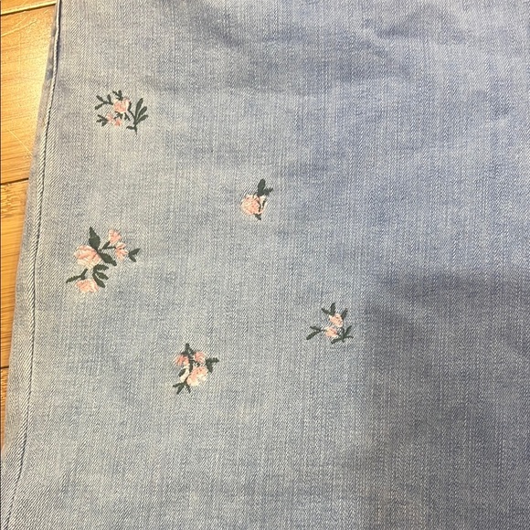 Levi’s Classic Short Floral Embroidered Denim Size 32 Great Condition - Picture 4 of 6
